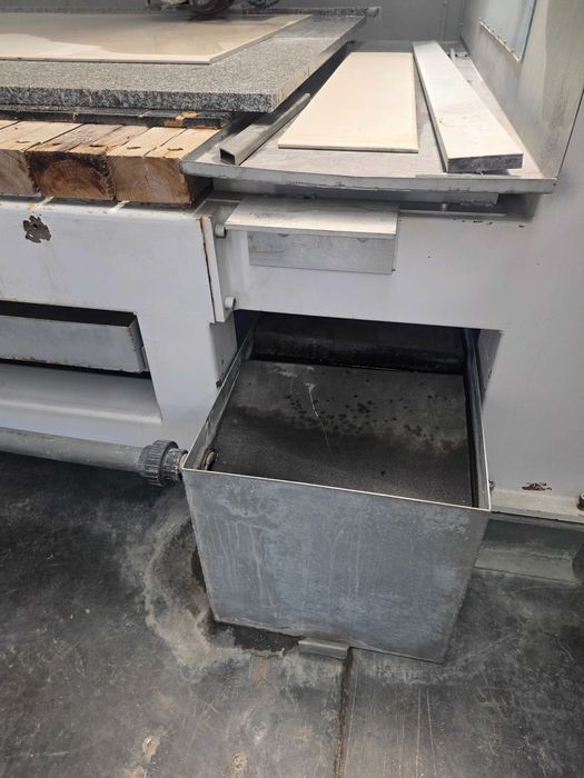 Maquina CNC 5 eixos corte de pedra como nova  Com sistema de filtragem
