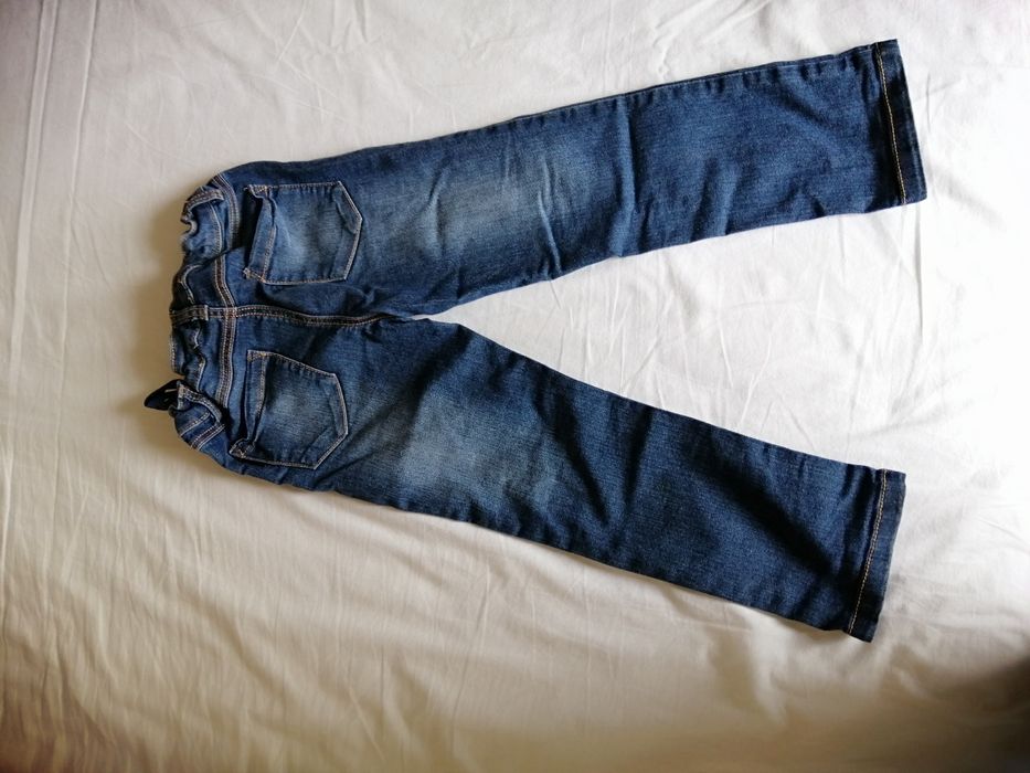 Продам джинсы на девочку