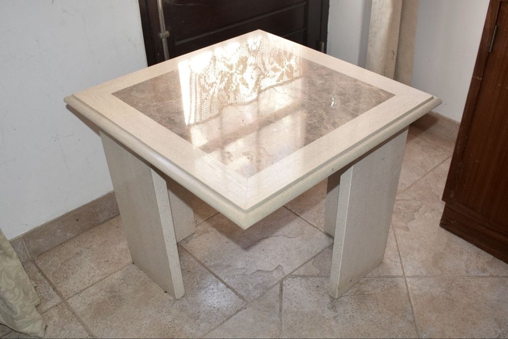 Mesa de apoio quadrada em pedra