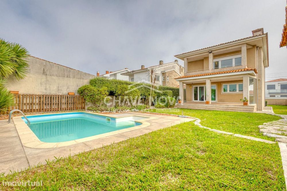 Moradia Isolada T3 c/ Jardim e Piscina em Canidelo (Praias)