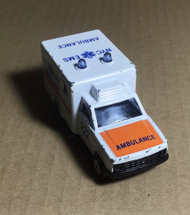 Majorette - Ambulância escala 1/60