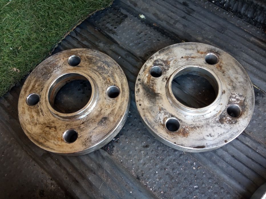 Vendo  Espaçadores 4 x100 e  universais