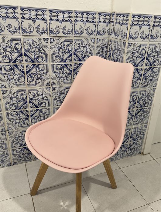 Cadeira rosa à venda