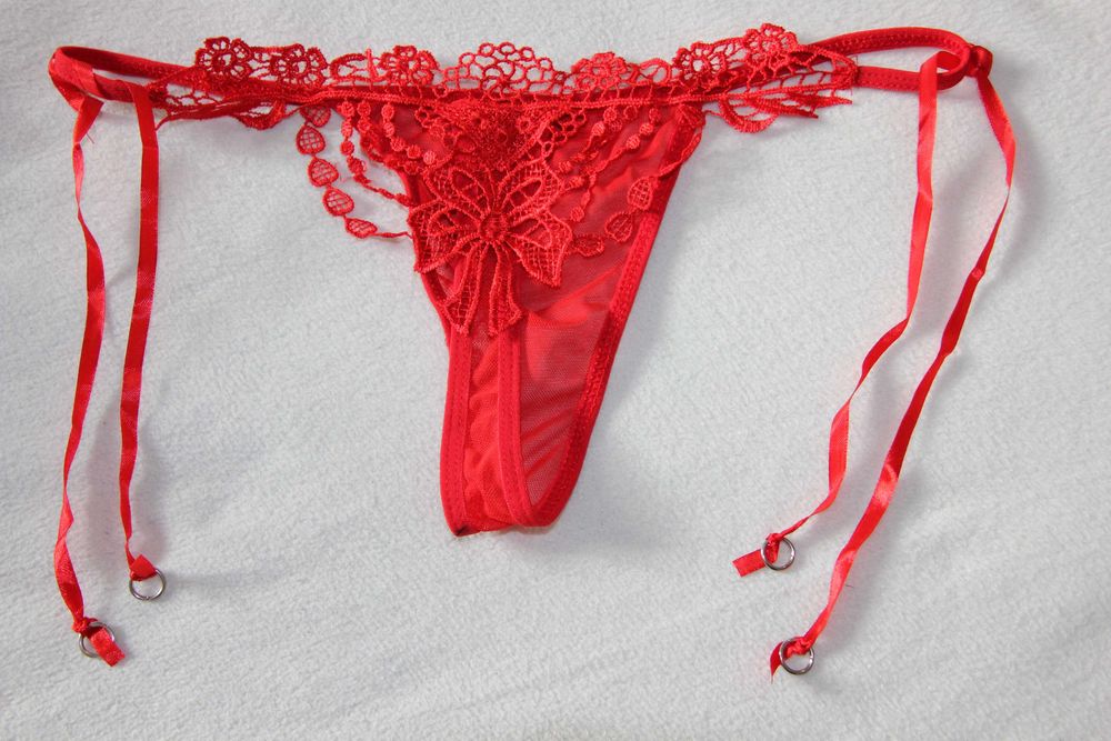 Seksowne koronkowe stringi z troczkami