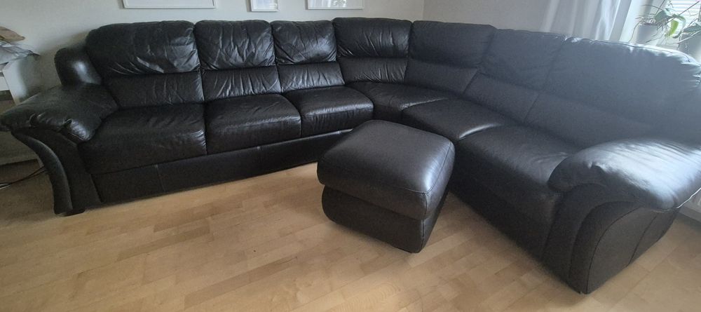 Kanapa sofa narożna skórzana czarna z funkcją spania + pufa