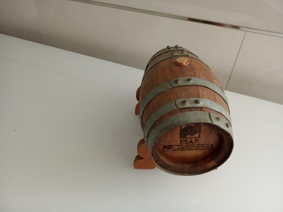 Barril de madeira em miniatura