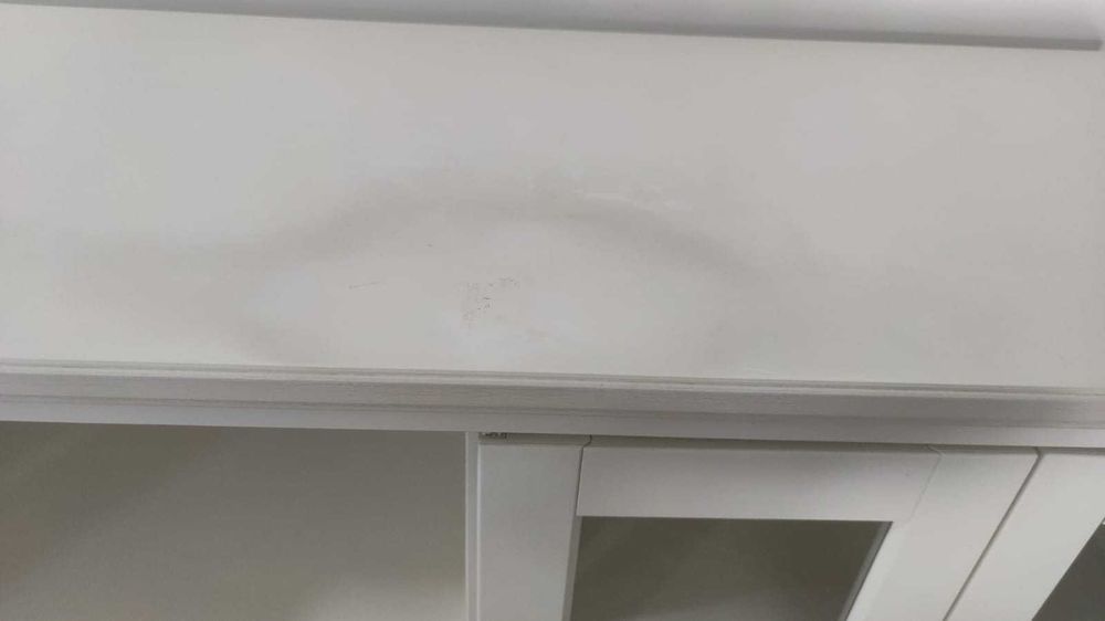 armário com portas de vidro