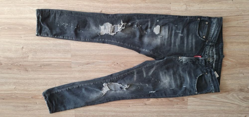 Spodnie dżinsowe DSQUARED2 rozmiar 44 stan widoczny na zdjęciach