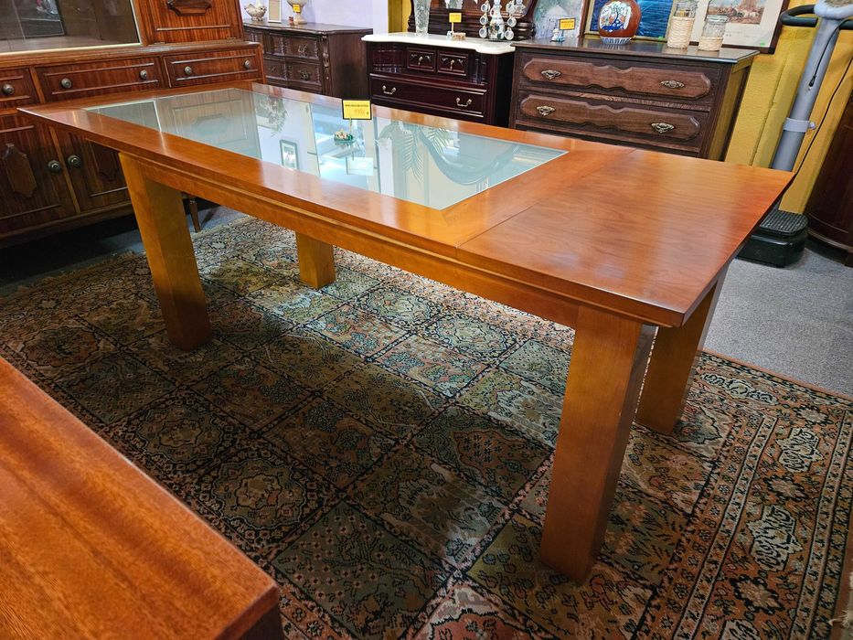 Excelente mesa de sala em madeira maciça com acabamento e
