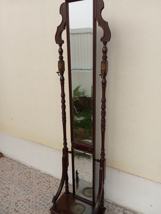Mancebo de entrada com espelho  guarda casacos e chapéu com es