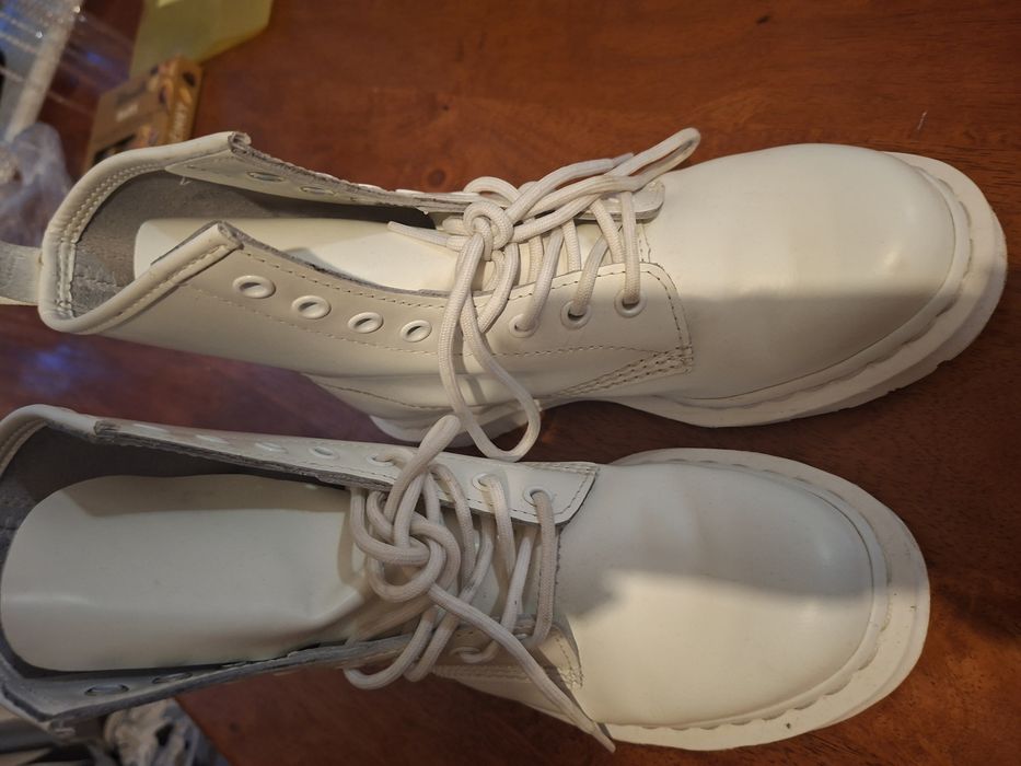 Oryginalne glany Dr Martens białe
