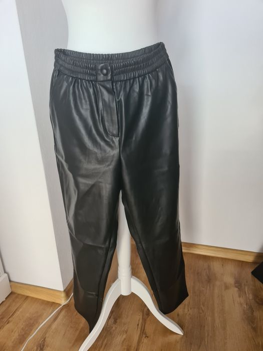 Spodnie imitujące skórę