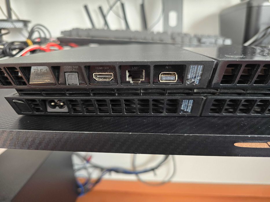 PS4 1TB Completa + Comando + 20 jogos instalados