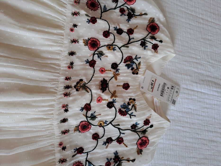 Vestido/macação curto com bordados Zara