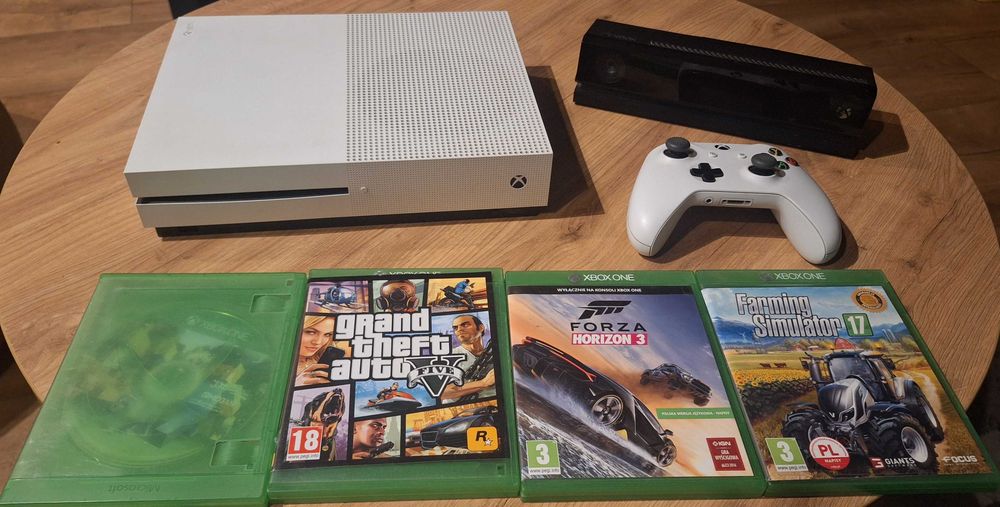 Xbox one S 500GB + Kinect Xbox One Model 1520 4 Gry