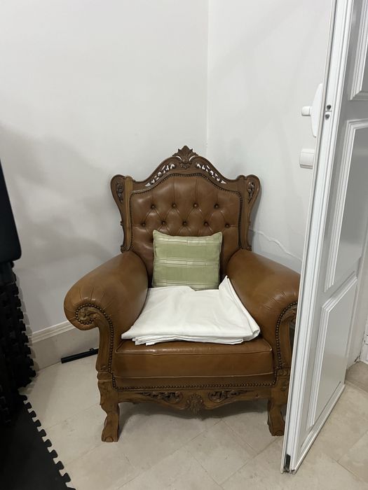 Sofas de pele e madeira