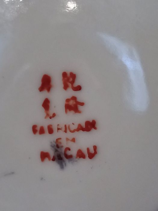 Jarra antiga mil flores de Macau com dragões em relevo