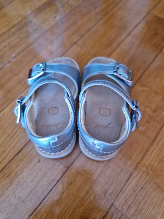 Sandália menina prateada Clarks tamanho 20