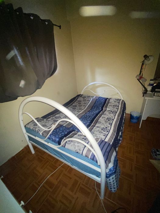 Cama de corpo e meio + secretária