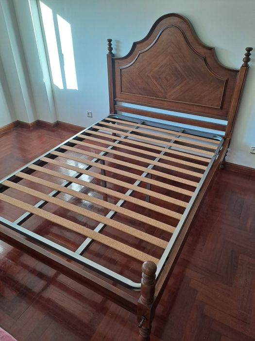 Cama com estrado e colchão ortopédico 183x133