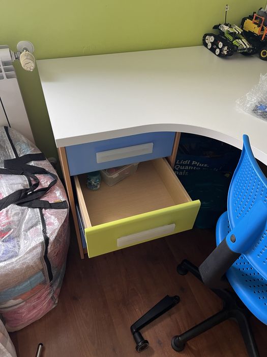 Mobila de quarto criança adolescente com estantes cama e colchão