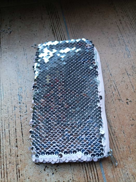 cekinowe etui saszetka na telefon