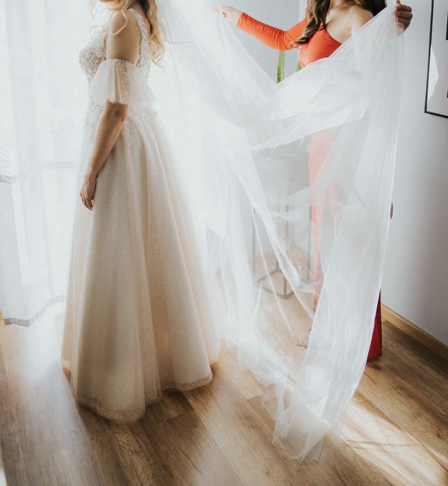 Suknia ślubna salon Nicole + długi welon