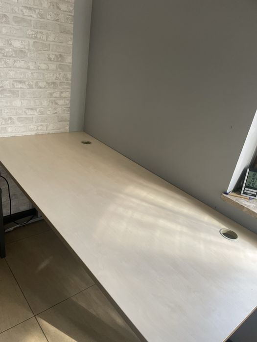 Biurko z maskownicami na kable