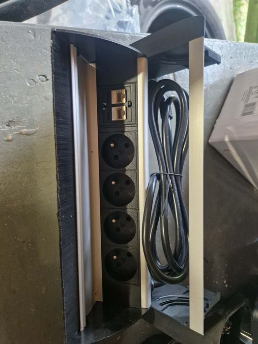 Power port biurowy, Gniazdka biurkowe chowane