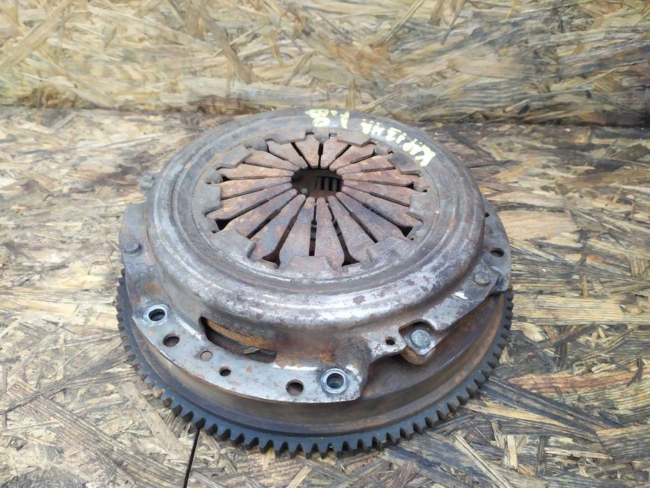 Маховик зчеплення в зборі Мітсубіші Mitsubishi Carisma 1.8