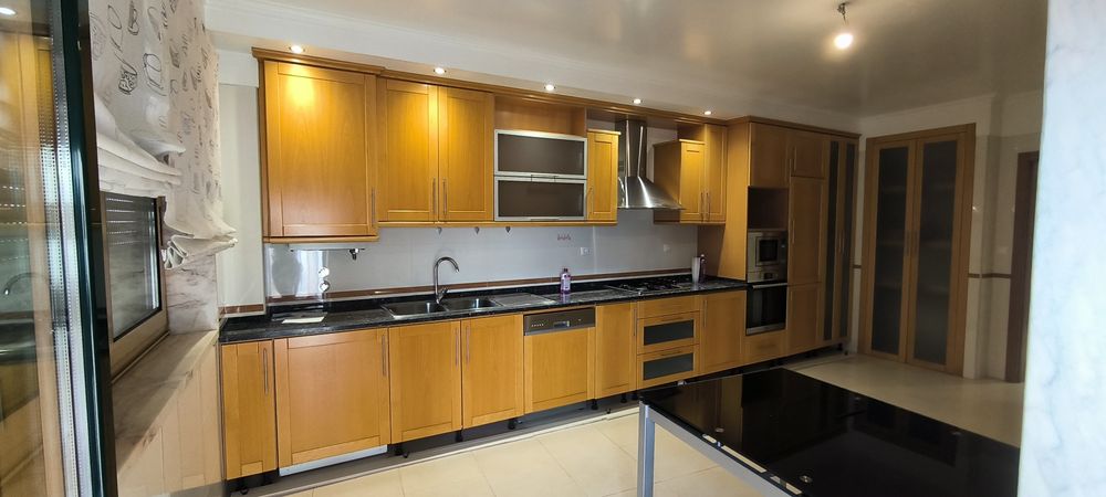 Cozinha Usada inclui pedra e eletrodomésticos
