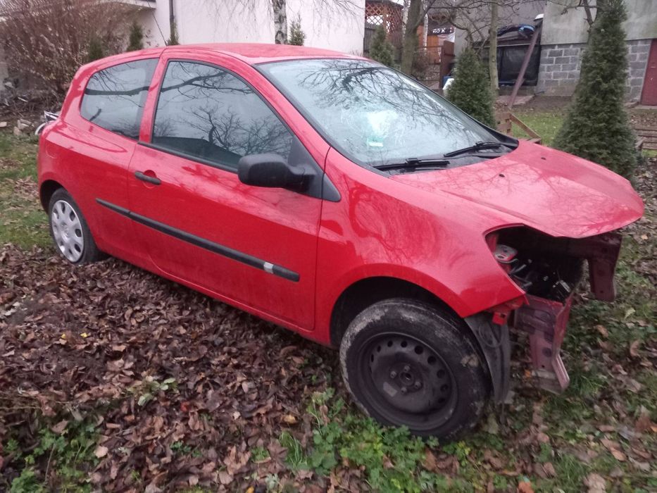 Błotnik clio3 czerwony