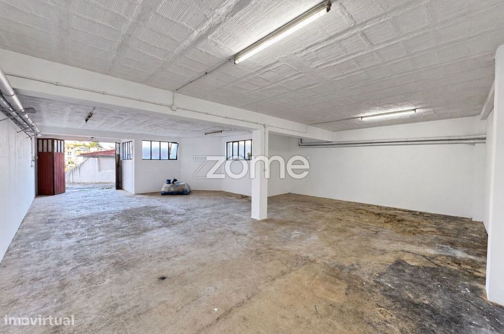 Armazém com 105 m² para arrendamento no centro de Santo Tirso.