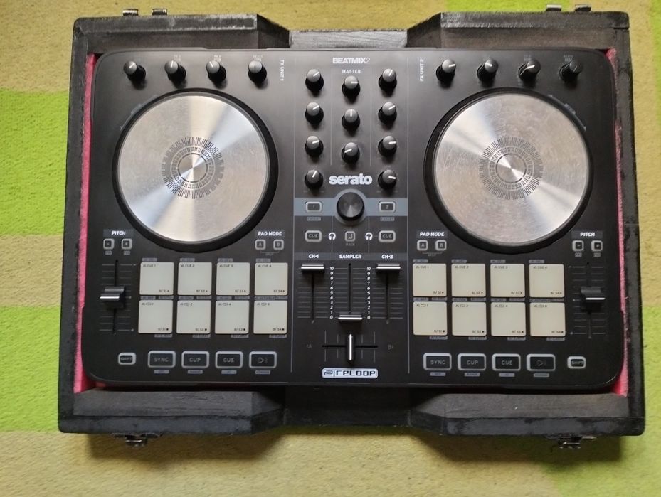 Controlador de DJ Reloop Beatmix 2 MK2 com mala.