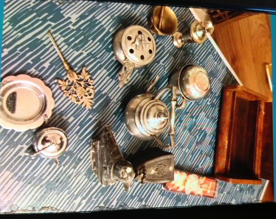 Pequenos objetos de antiguidades usados em bom estado