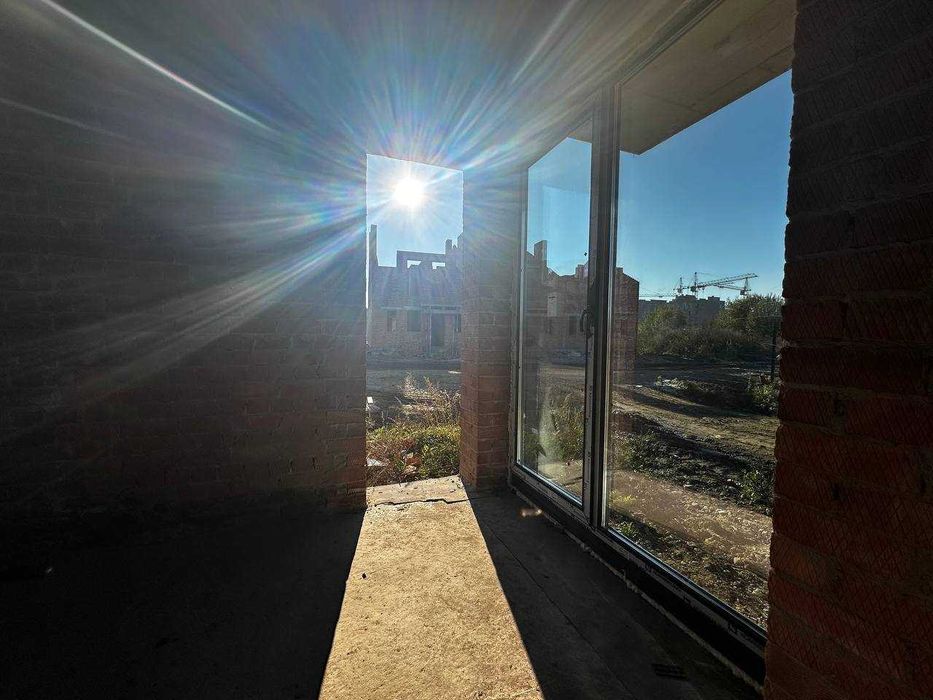 Сучасний будинок з власною земельною ділянкою від забудовника