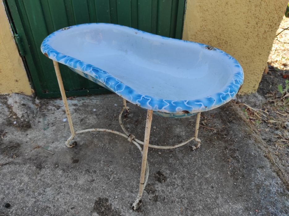 Bidé em esmalte com suporte em ferro