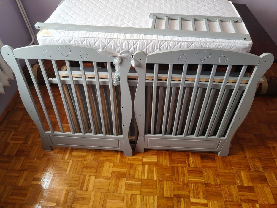 Drewniane łóżeczko / tapczan z szufladą BASIA szare 120/60 cm