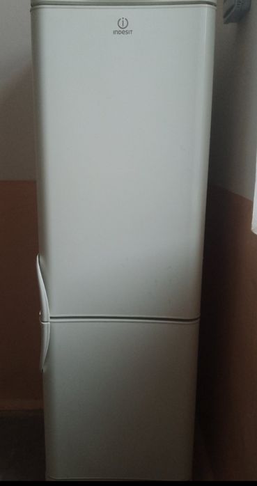 Холодильник  Indesit