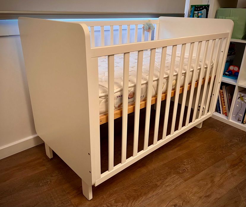 Cama e colchão de bébé