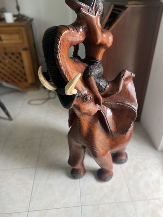 Elefante em madeira peça única