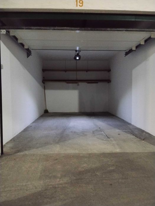 Garagem fechada, com portão elétrico no centro de Vila Nova de Famalicão.