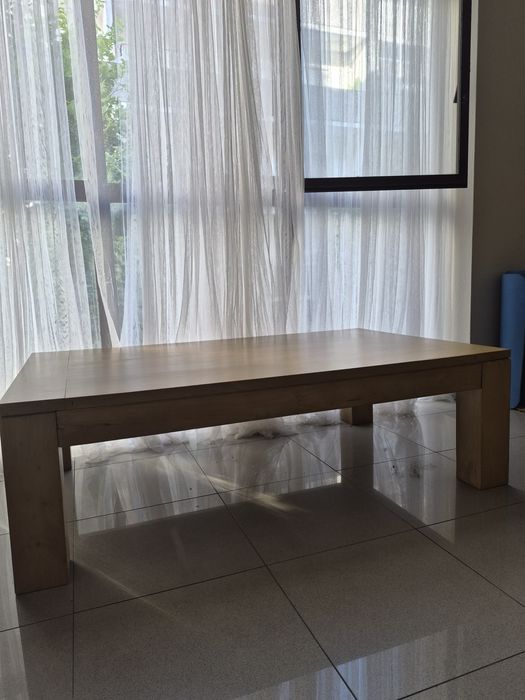 Mesa de Centro em Madeira Maciça – Excelente Estado