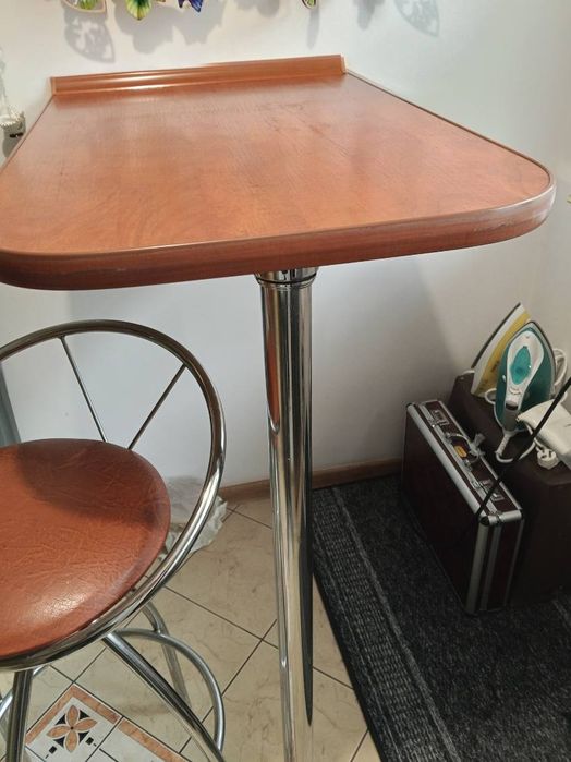 Stolik barowy z krzesłami