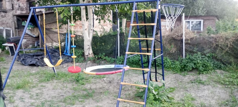 Plac zabaw. Huśtawki