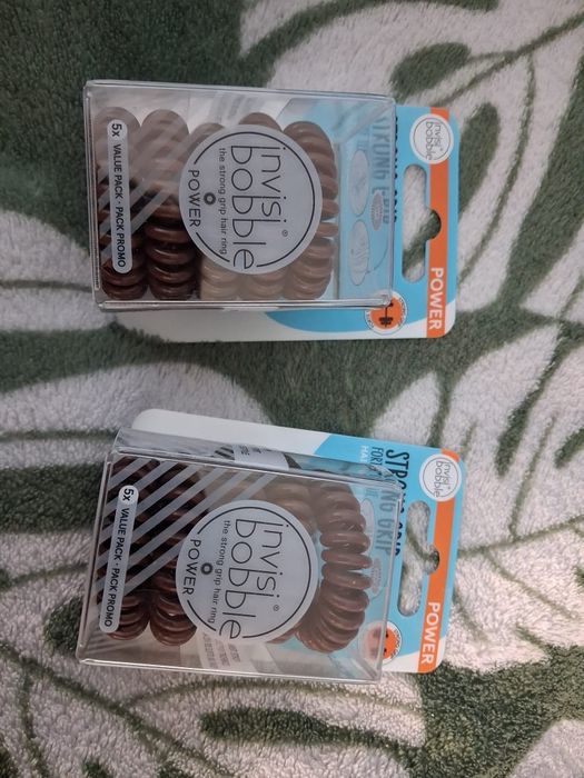 Gumki do włosów w kolorze czekoladowymGumki marki invisibobble charakteryzują się mocnym trzymaniem. Są to 2 opakowania po 5 gumek w każdym