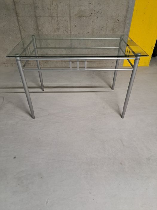 Stół ze szklanym blatem