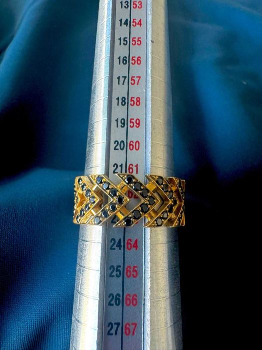 Anel de Design Geométrico em Ouro 19.2k com Pedras Pretas