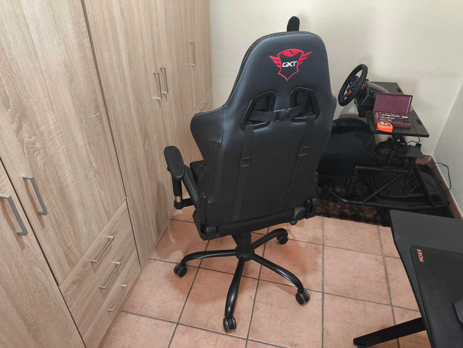 Mesa Trust Gxt 711x Dominus e Cadeira Trust GXT707 Resto Gaming