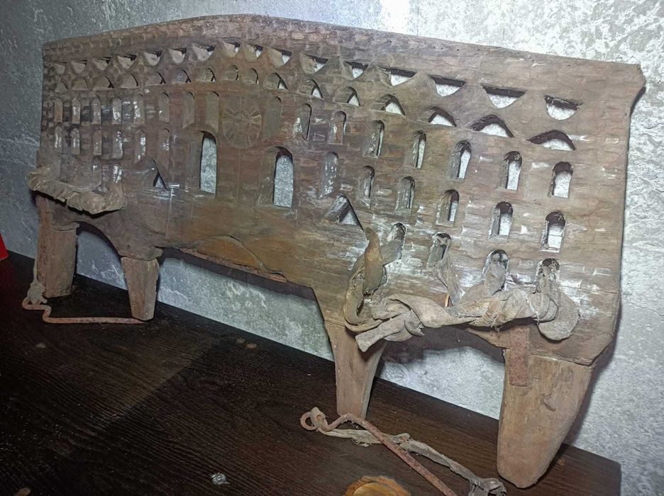 Jugo de bois antigo em madeira entalhada. Peça rústica decorativa